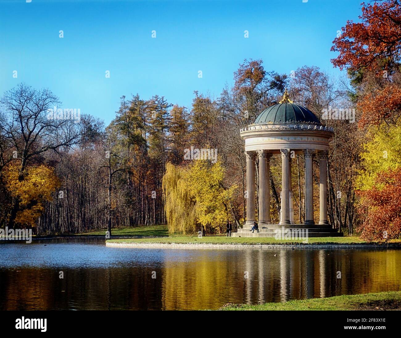 Munich, le parc du château de Nymphenburg résidence des rois bavarois : les monopteros, temple circulaire en marbre d'Apollon en automne, construit au XIXe siècle sur un p Banque D'Images