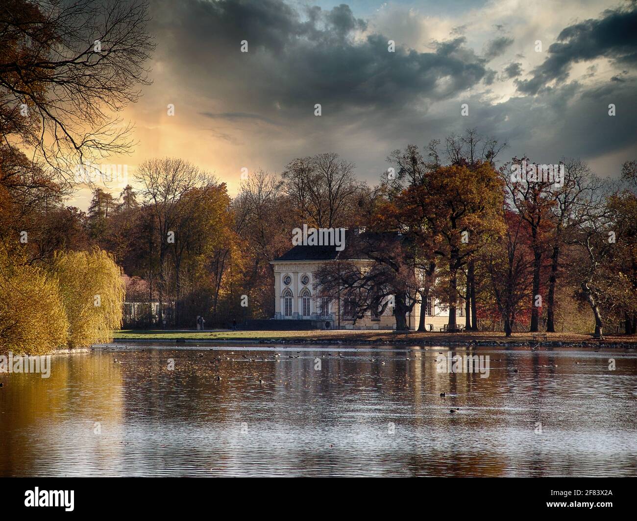 Munich, Parc du château de Nymphenburg résidence des rois bavarois : le château de Badenburg sur les rives du Grand lac construit dans le style Renaissance au début de 1 Banque D'Images