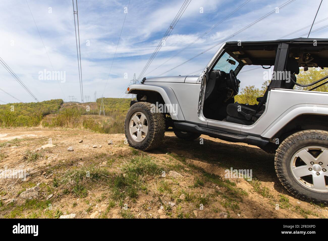 voiture grise sans porte au-dessus d'un l'été, les lignes électriques sont au sommet Banque D'Images