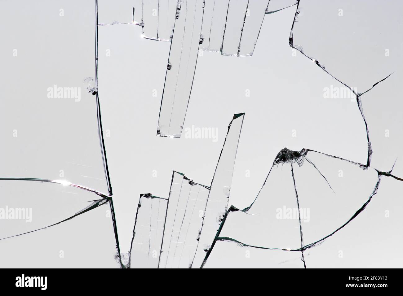 Morceaux de verre cassé, fissures sur la fenêtre Banque D'Images