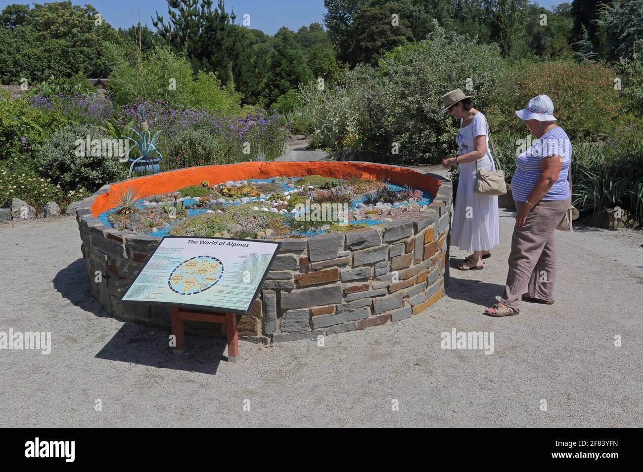 Les visiteurs du monde Jardin des plantes au château de Lullingstone, Kent, Angleterre Banque D'Images