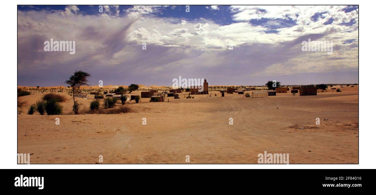 CRISE DE LA FAIM EN MAURITANIE Voir l'histoire McCarthy Un village de la Mauritanie, région dévasté par la faim et ravagée par la sécheresse de l'Aftout Photo de David Sandison Banque D'Images