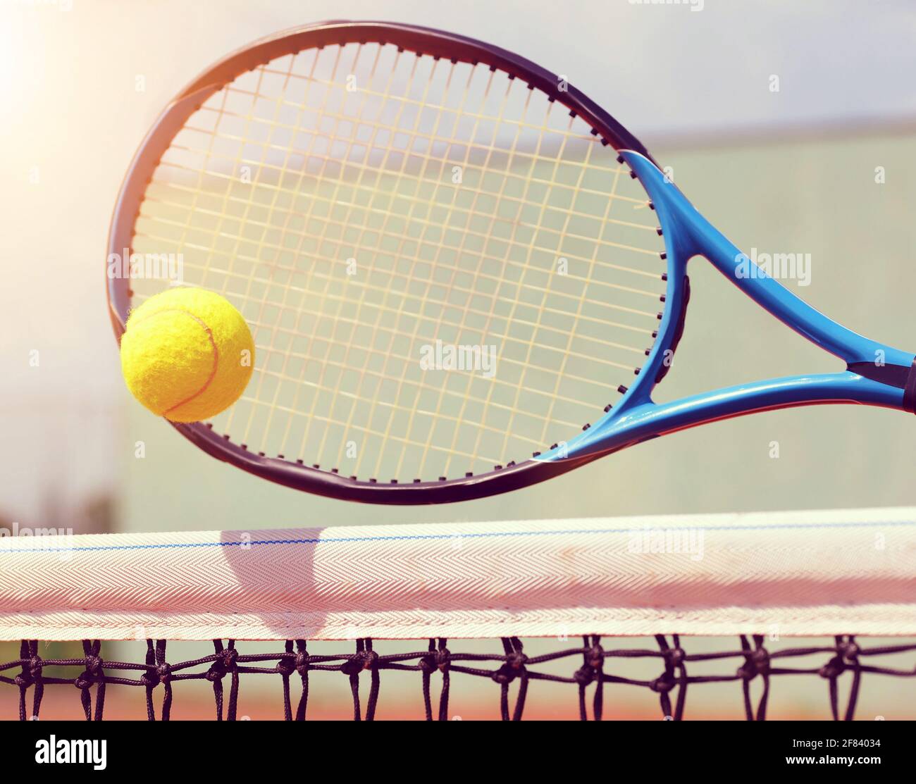 Raquette de tennis avec balle et filet. Banque D'Images