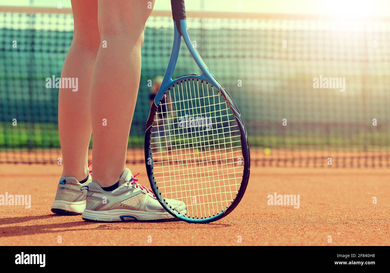 Joueur de tennis avec raquette pendant un match. Banque D'Images