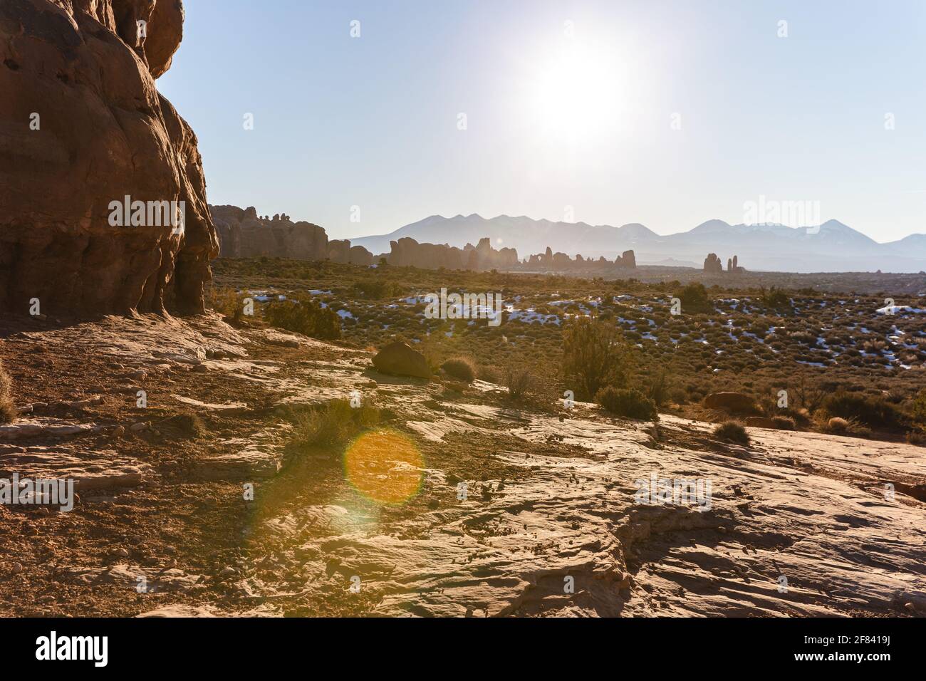 vue sur une vallée dans le désert avec les montagnes dans la distance avec les rayons du soleil Banque D'Images