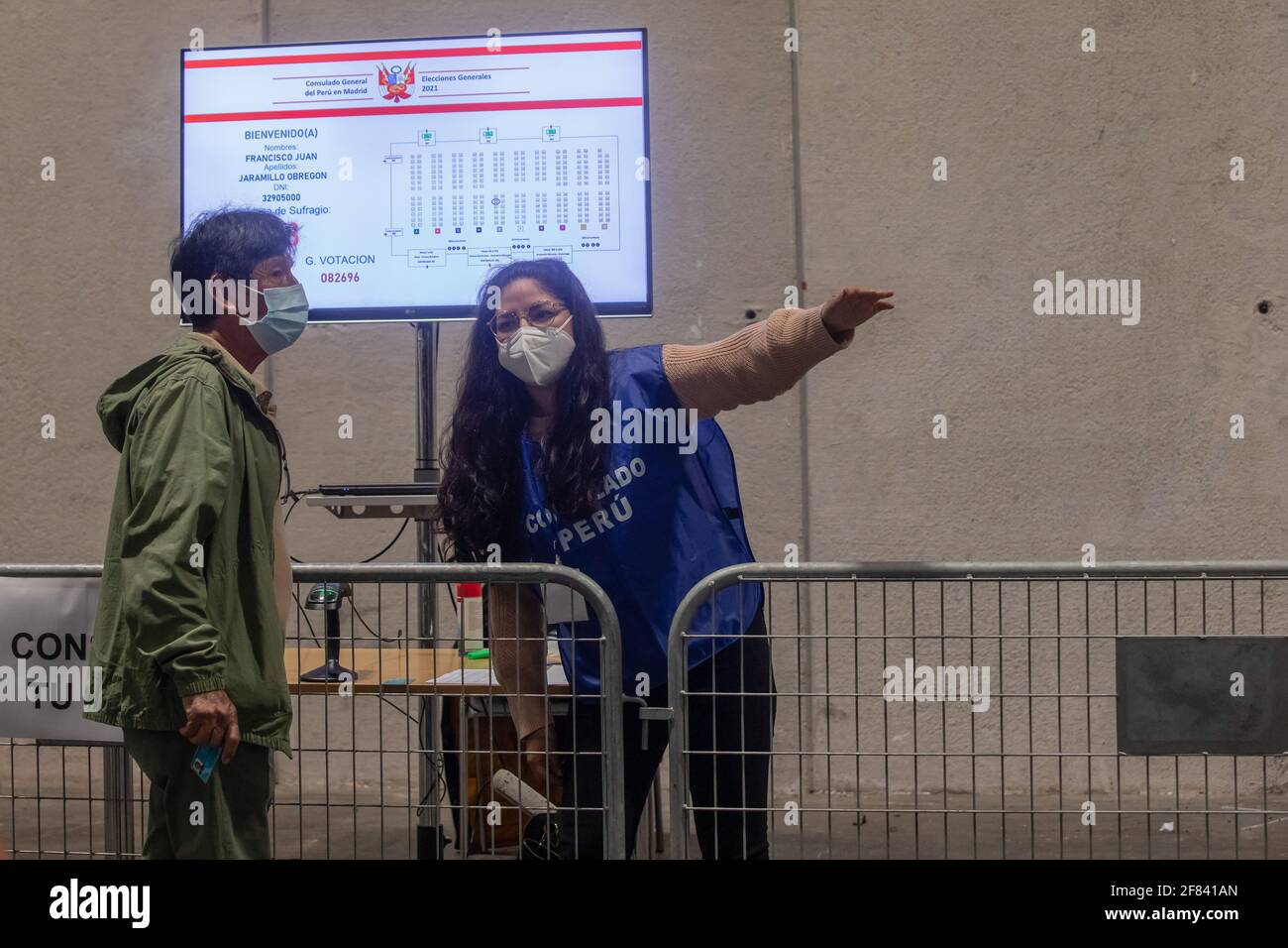 Madrid, Espagne. 11 avril 2021. Le personnel électoral péruvien guide les électeurs au bureau de vote pendant les élections présidentielles péruviennes à Madrid. Des milliers de résidents péruviens à Madrid sont vus au Pavillon 9 du champ de foire de l'IFEMA pour voter pour leur nouveau président le 11 avril 2021. Il est prévu qu'un deuxième tour aura lieu dans les prochains mois. Crédit : SOPA Images Limited/Alamy Live News Banque D'Images