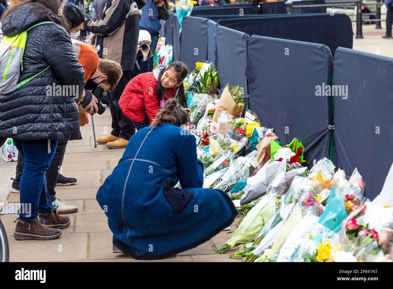 11 avril 2021, Londres, Royaume-Uni - des gens qui jettent des fleurs en hommage au prince Philip, duc d'Édimbourg devant le palais de Buckingham après sa mort le 9 avril Banque D'Images