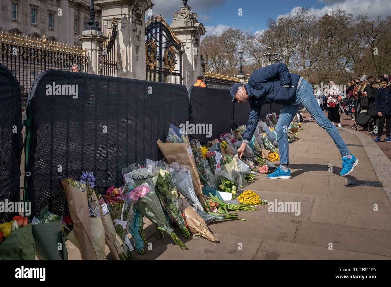 Londres, Royaume-Uni. 11 avril 2021. Décès du prince Philip : les habitants et les touristes continuent d'apporter des fleurs et de rendre hommage aux portes du palais de Buckingham au duc d'Édimbourg décédé vendredi à l'âge de 99 ans. Credit: Guy Corbishley/Alamy Live News Banque D'Images