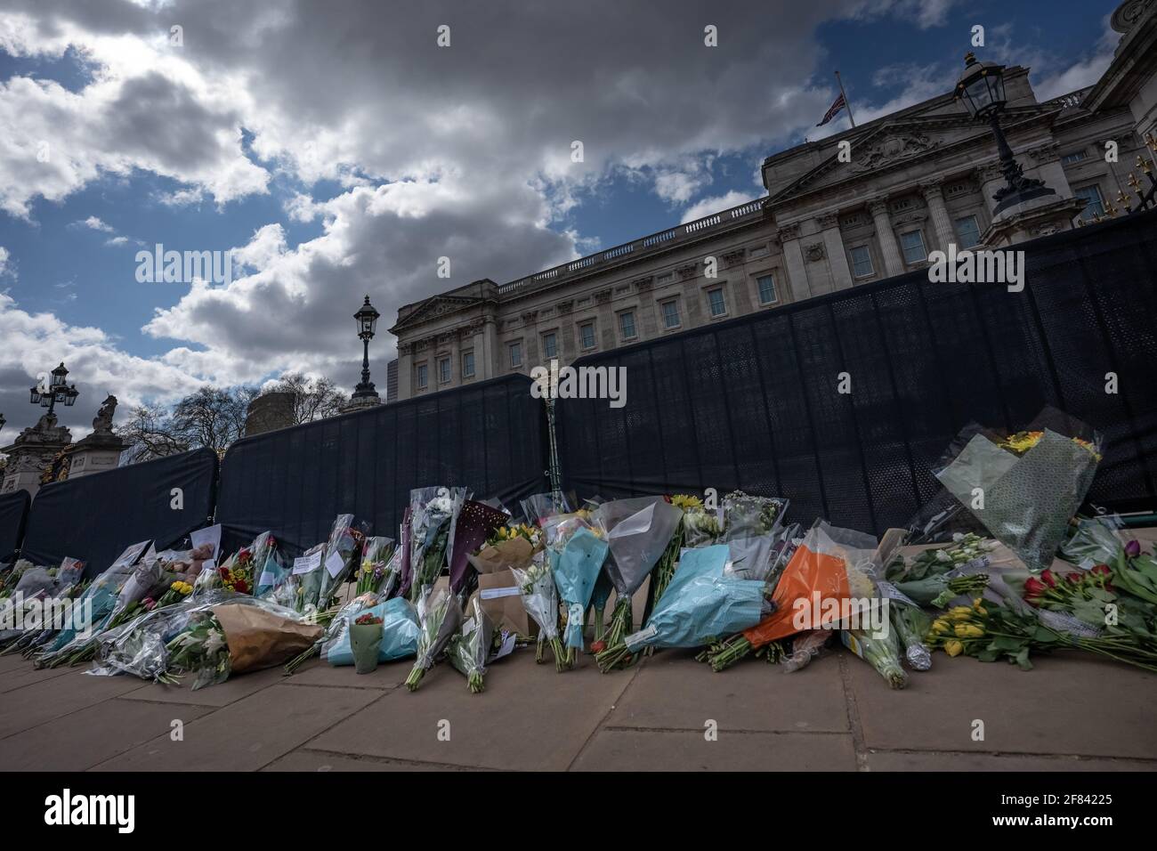 Londres, Royaume-Uni. 11 avril 2021. Décès du prince Philip : les habitants et les touristes continuent d'apporter des fleurs et de rendre hommage aux portes du palais de Buckingham au duc d'Édimbourg décédé vendredi à l'âge de 99 ans. Credit: Guy Corbishley/Alamy Live News Banque D'Images