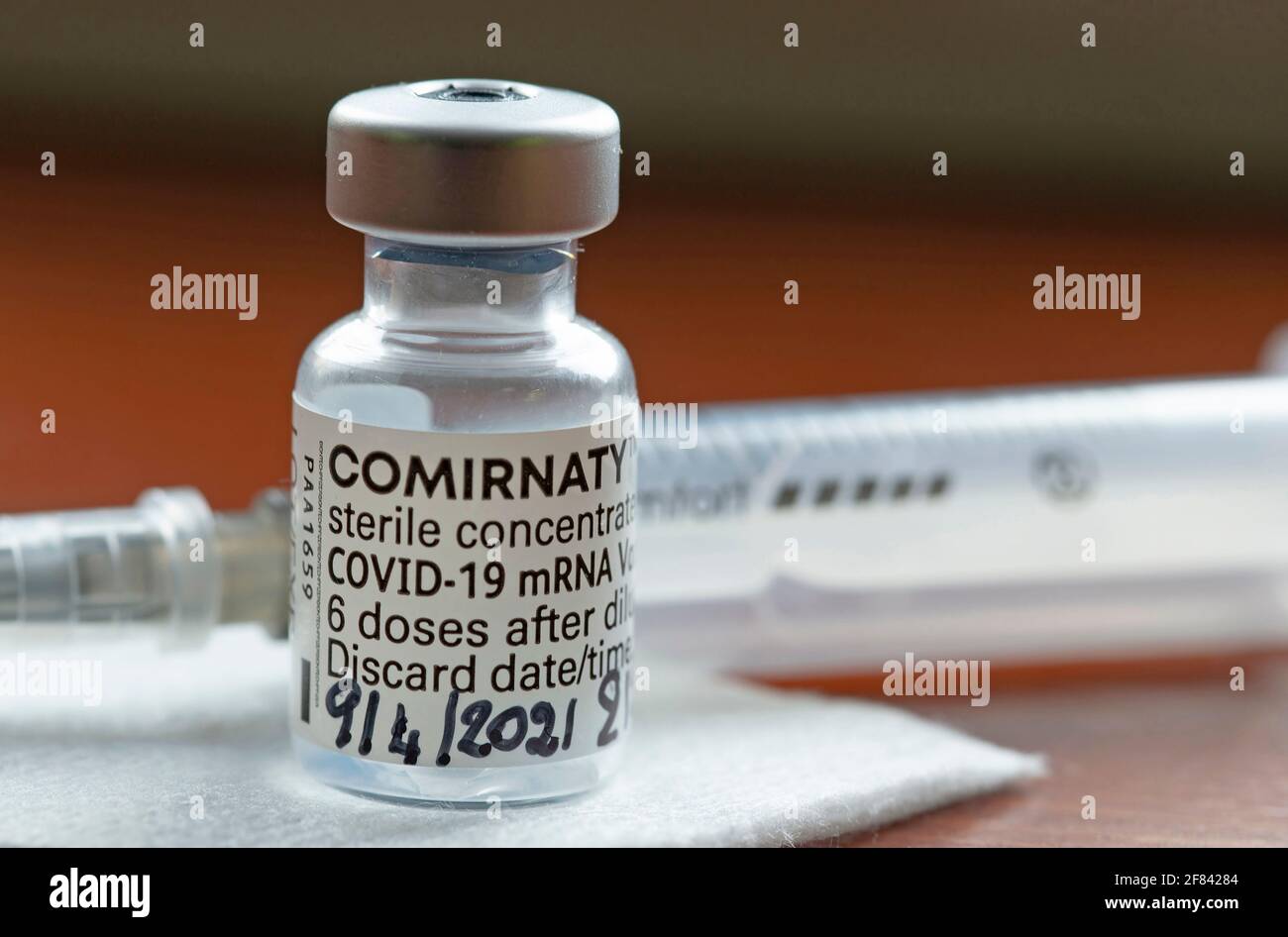 Gênes, Italie -avril 2021, Comirnaty, vaccin ARN contre le covid-19, développé par Pfizer BioNTech sur fond rouge Banque D'Images