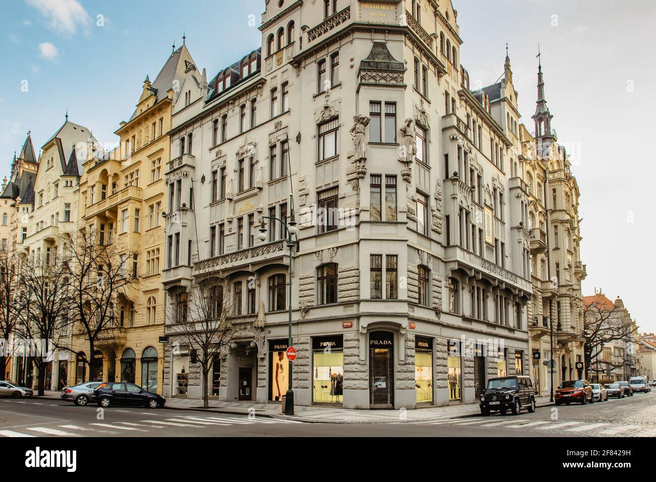 Prague, République tchèque - 26 mars 2021. Vide, rue Parizska, boulevard le plus prestigieux de Prague, qui abrite une grande variété de boutiques de luxe et de mode Banque D'Images