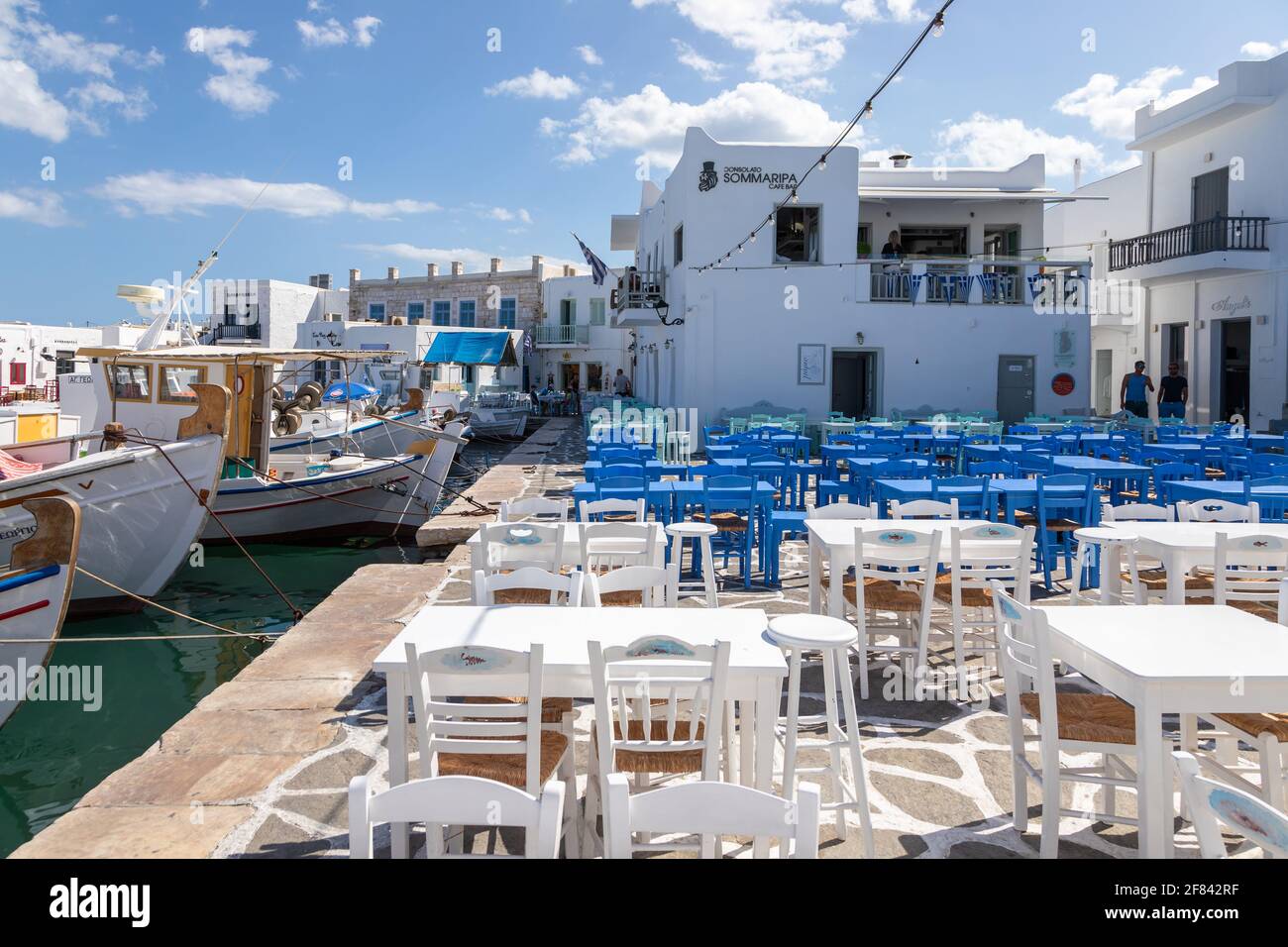 Naoussa, île de Paros, Grèce - 27 septembre 2020 : vue sur la place principale du village de pêcheurs avec des restaurants locaux. Tables extérieures pour les clients. Banque D'Images