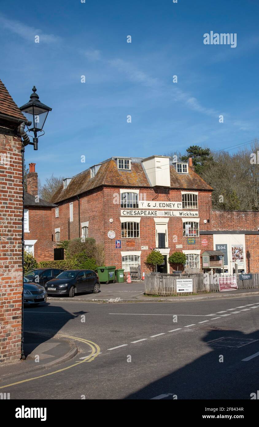 Wickham, Hampshire, Angleterre, Royaume-Uni. 2021. Bridge Street et l'ancien moulin à farine, Chesapeake Mill, dans le village historique de Wickham, Hampshire, Royaume-Uni Banque D'Images
