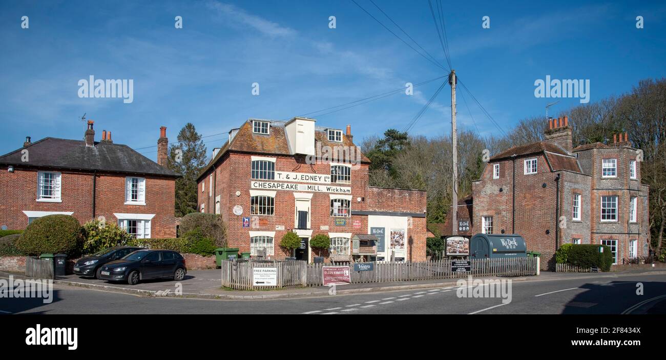 Wickham, Hampshire, Angleterre, Royaume-Uni. 2021. Bridge Street et l'ancien moulin à farine, Chesapeake Mill, dans le village historique de Wickham, Hampshire, Royaume-Uni Banque D'Images