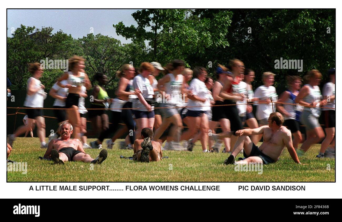 PHOTO DE DAVID SANDISON. 11/7/99FLORA DÉFI POUR FEMMES FUN RUN HYDE PARK JUILLET 1999 UN PETIT SOUTIEN MASCULIN... ALORS QUE LES 10,000 FEMMES SE RÉCHAUFFENT POUR LE DÉFI 3 MILE FLORA POUR FEMMES À HYDE PARK. BRITAINS PLUS GRANDS POUR FEMMES SEULEMENT COURSE AMUSANTE Banque D'Images