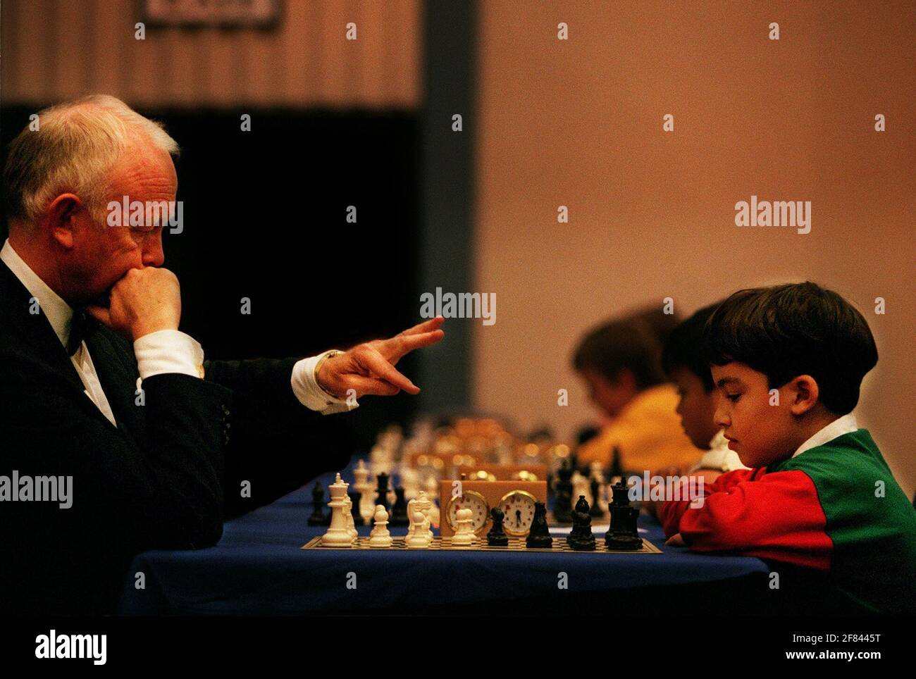 Jeux d'échecs. Tony Buzan joue aux échecs le 1998 août Avec Sebastian Pozzo, âgé de 7 ans, le champion britannique d'échecs des moins de 7 ans à l'ouverture de l'olympiade des sports de l'esprit à Hammersmith à Londres pic par Andrew buurman Banque D'Images