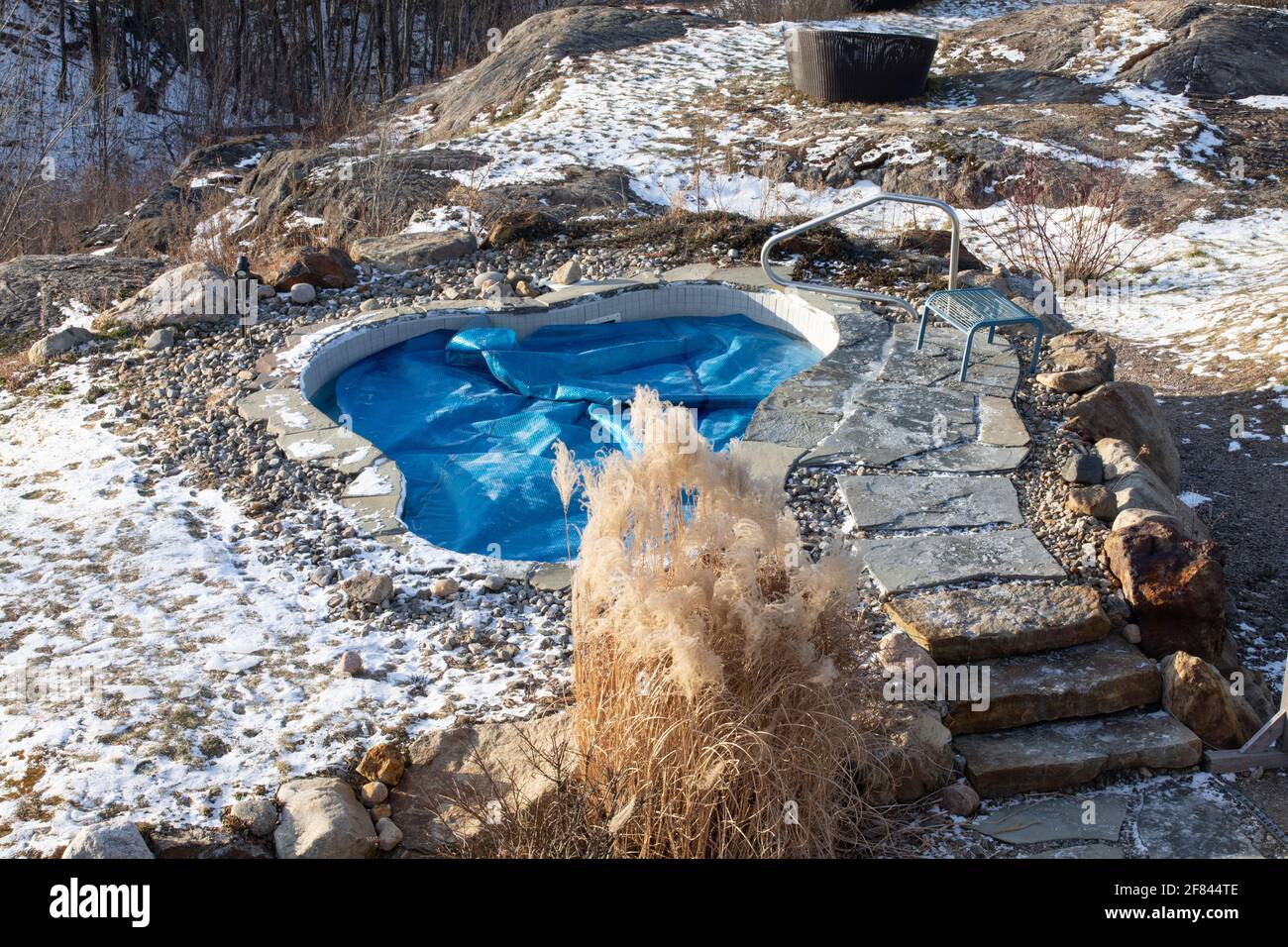 Vue panoramique sur une piscine fermée en hiver Banque D'Images