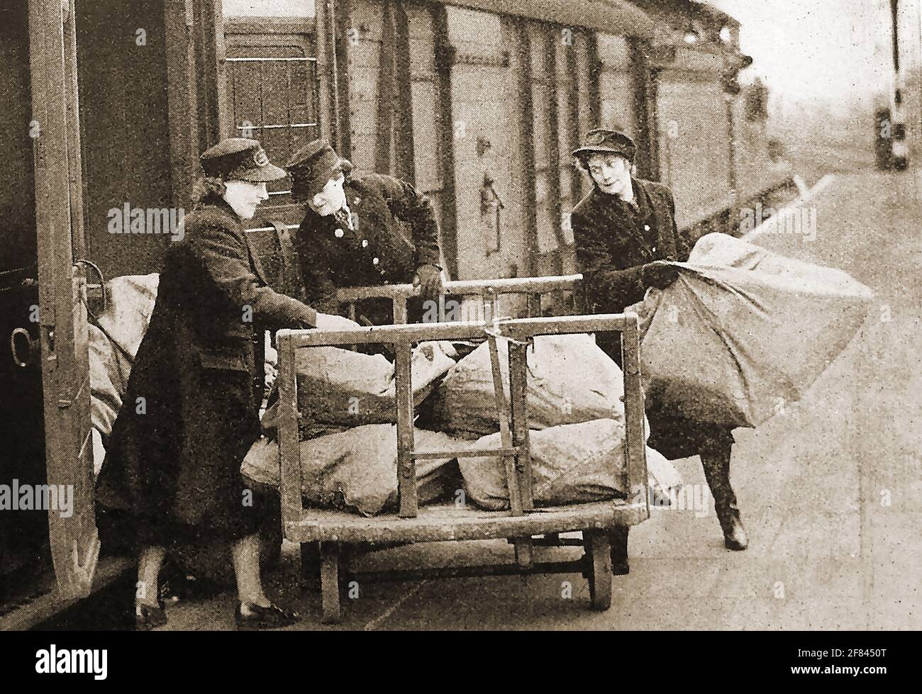 WW2 - femmes au travail en Grande-Bretagne en 1941 - UNE photo de presse de l'époque montrant des femmes chargeant un train postal à Londres . Banque D'Images