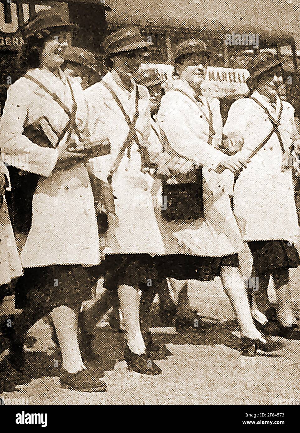 WW2 - les femmes au travail en Grande-Bretagne en 1941 - UNE photo de presse de l'époque montrant les femmes de formation à être des chefs d'autobus. Banque D'Images
