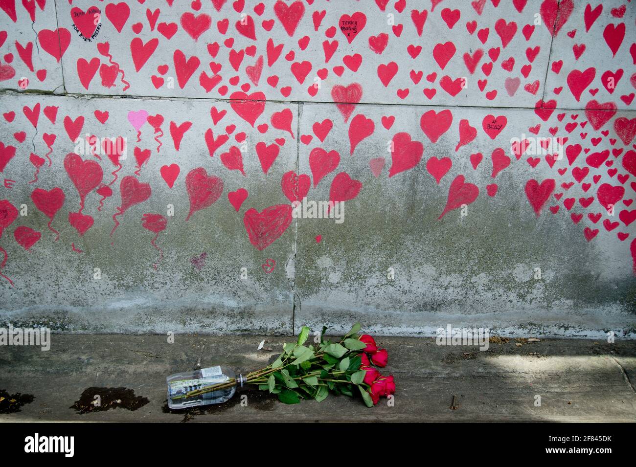 Southbank, Londres, Angleterre, Royaume-Uni. Mur commémoratif national Covid. Cœur rouge pour commerer ceux qui sont morts de Covid. Banque D'Images