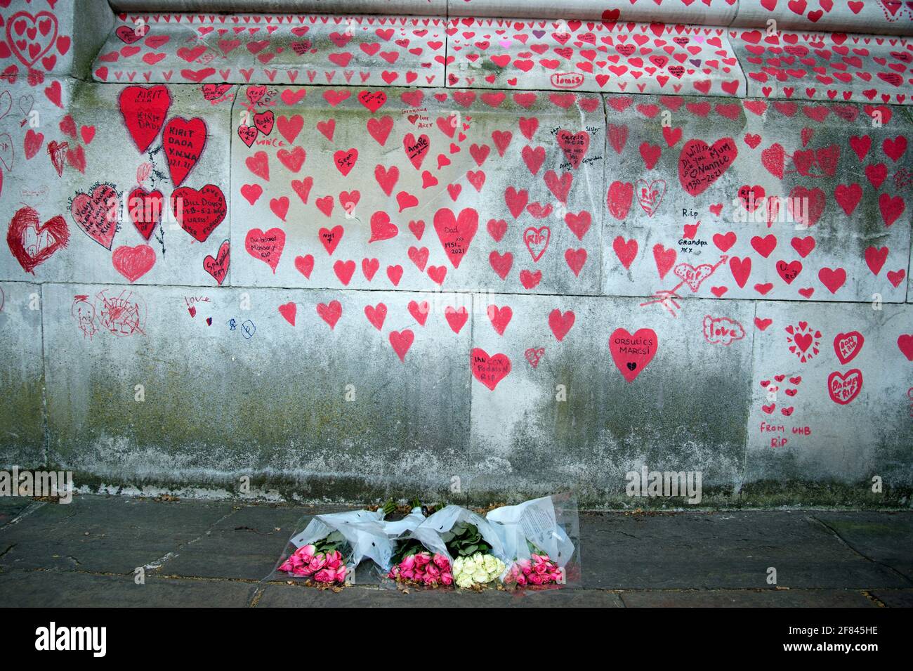 Southbank, Londres, Angleterre, Royaume-Uni. Mur commémoratif national Covid. Cœur rouge pour commerer ceux qui sont morts de Covid. Banque D'Images