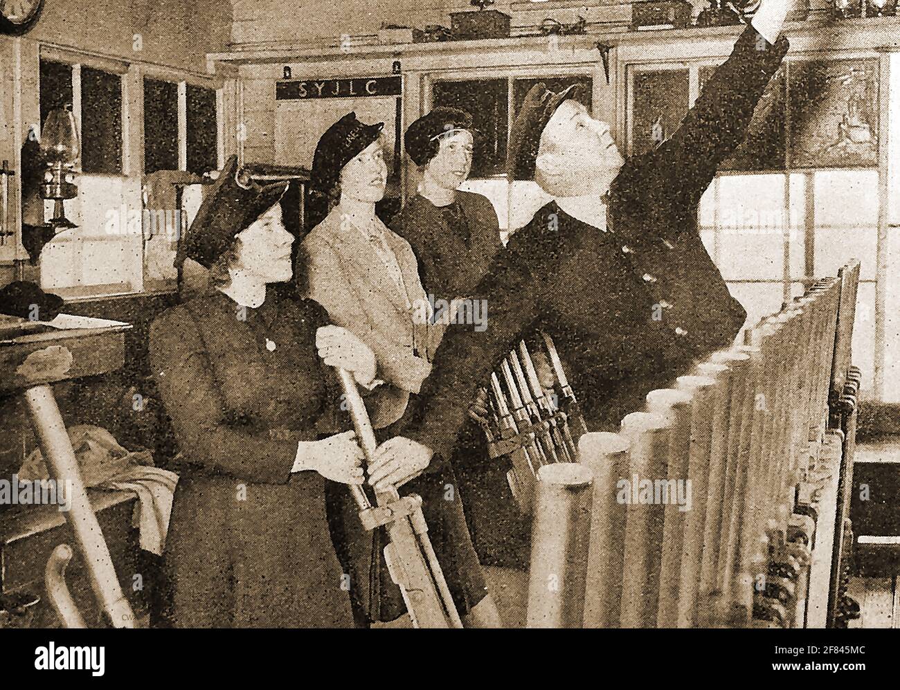 WW2 - femmes au travail en Grande-Bretagne en 1941 - UNE photo de presse de l'époque montrant les femmes de formation à être des opérateurs de boîte de signalisation ferroviaire. Banque D'Images