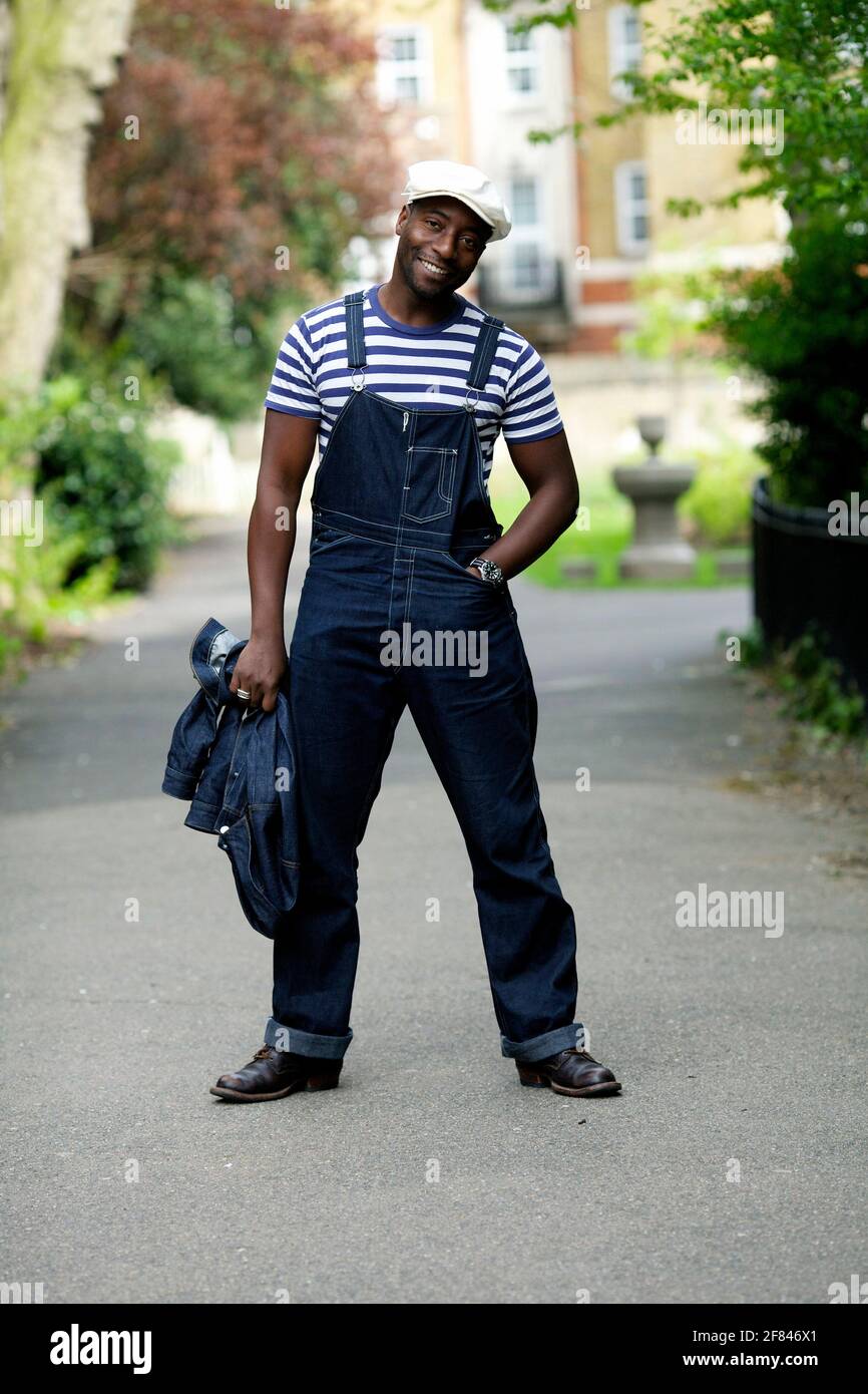 un homme facile a porter porte des salopettes jeans de mode des annees 90 Photo Stock Alamy