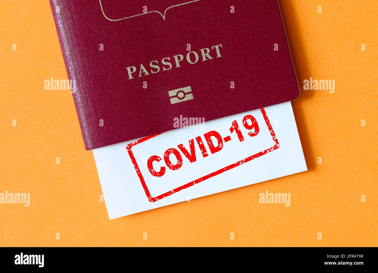 Concept de voyage et de coronavirus, timbre COVID-19 en passeport touristique. Test médical au contrôle des frontières en raison de COVID. Affaires et tourisme frappé par corona vi Banque D'Images