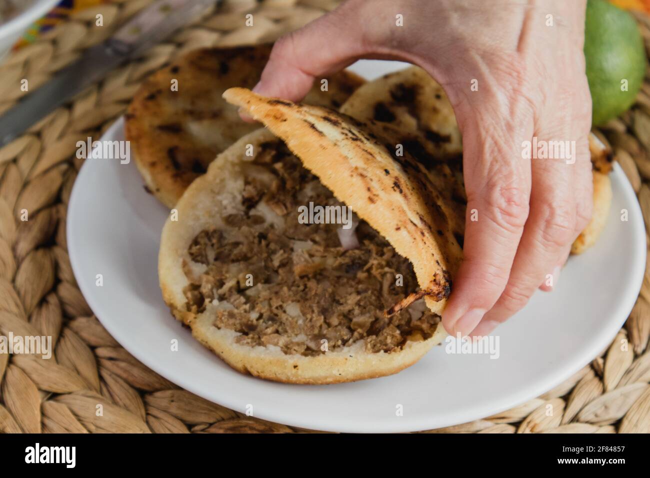 Gordita de chicherron (pain à la tortilla mexicain à base de porc) vu de l'intérieur avant d'être bourré Banque D'Images