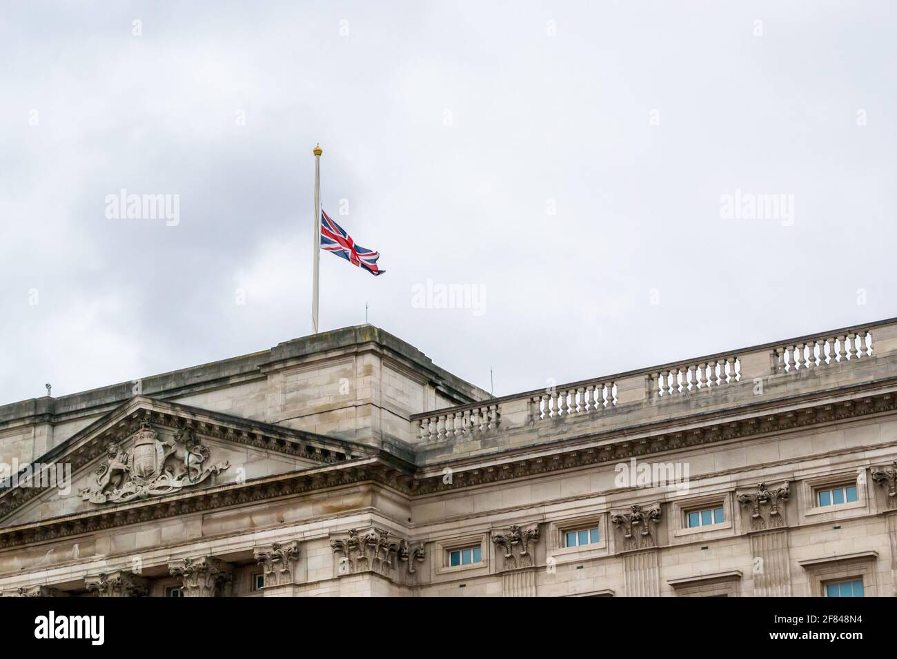 BUCKINGHAM PALACE, LONDRES, ANGLETERRE- 10 avril 2021 : drapeau de l'Union à mi-mât, à la suite de la mort du prince Philip un jour plus tôt Banque D'Images