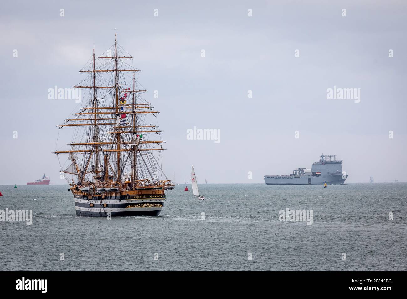 Navire d'entraînement italien 'Amerigo Vespucci' amd Royal Fleet Auxiliary Bay-Class Landing navire L3007 'Lyme Bay', Portsmouth Harbour, Hampshire Banque D'Images