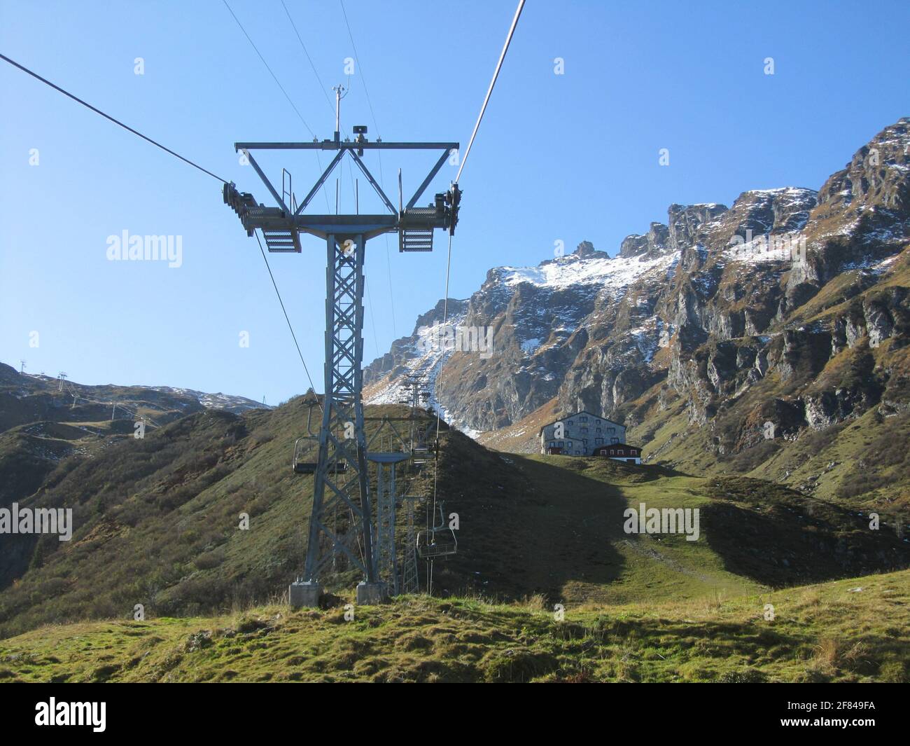 Sur le télésiège de Wangs à Furt, Pizol, Suisse. L'hôtel Gaffia se trouve en haut de la gare. Point de départ du sentier de 5 lacs. Banque D'Images