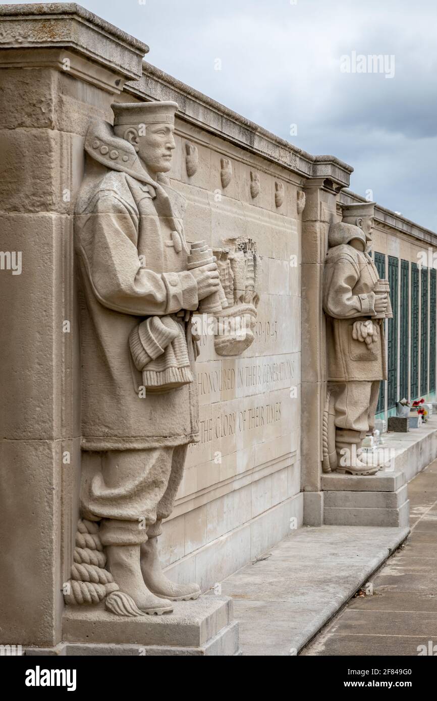 Statues sur le Mémorial naval de Portsmouth, Portsmouth, Hampshire Banque D'Images