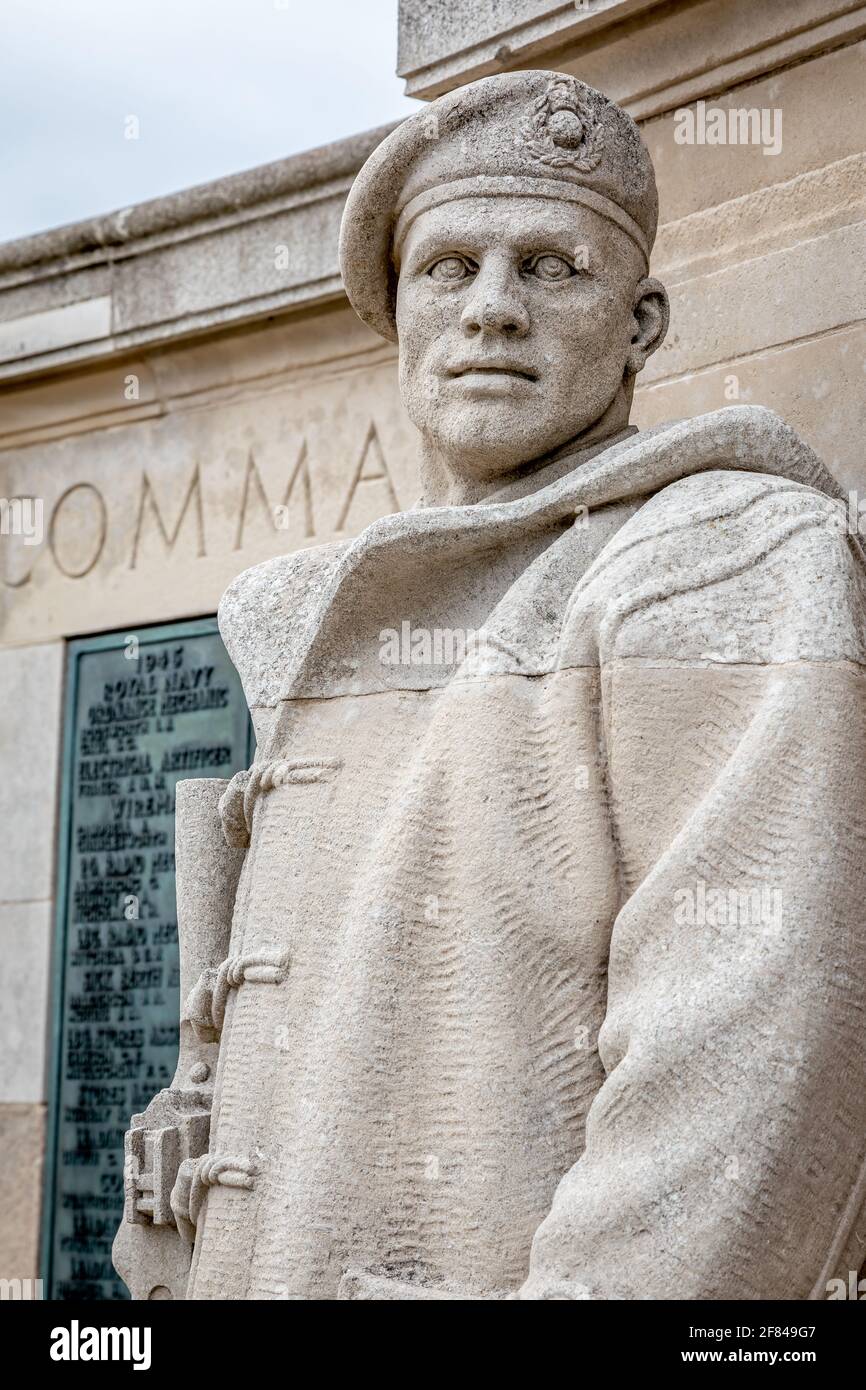 Statue sur le mémorial naval de Portsmouth, Portsmouth, Hampshire Banque D'Images
