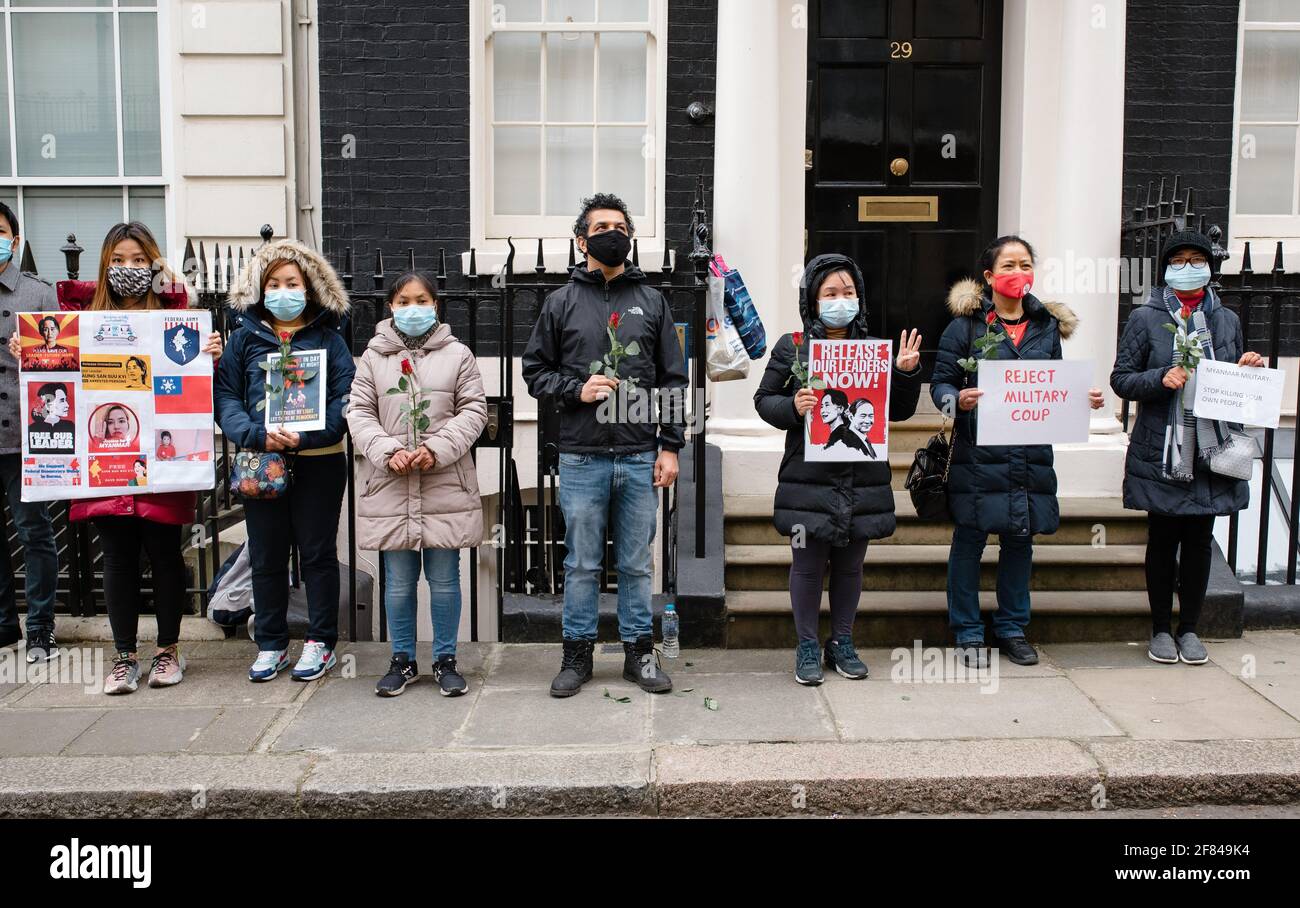 Londres, Royaume-Uni. 10 avril 2021. Manifestation à l'extérieur de l'ambassade du Myanmar en solidarité avec le peuple du Myanmar (Birmanie). Des manifestants tiennent des panneaux Banque D'Images