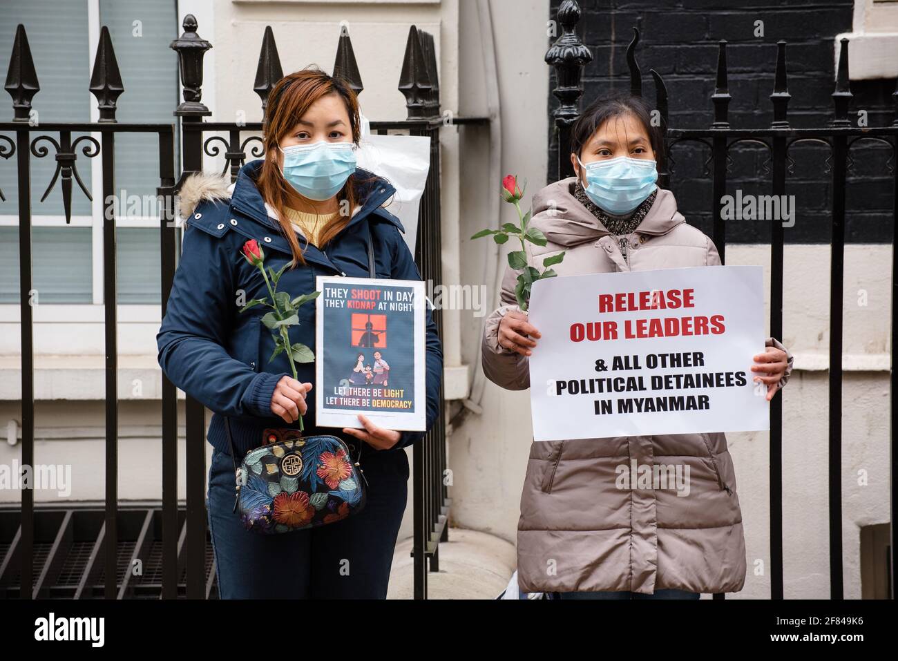 Londres, Royaume-Uni. 10 avril 2021. Manifestation à l'extérieur de l'ambassade du Myanmar en solidarité avec le peuple du Myanmar (Birmanie). Femmes portant des affiches. Banque D'Images