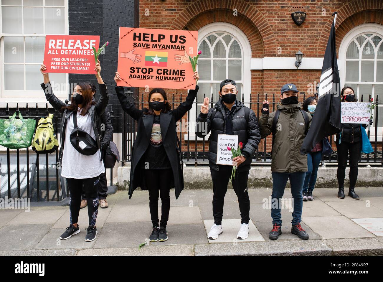 Londres, Royaume-Uni. 10 avril 2021. Manifestation à l'extérieur de l'ambassade du Myanmar en solidarité avec le peuple du Myanmar (Birmanie). Des manifestants tiennent des panneaux. Banque D'Images
