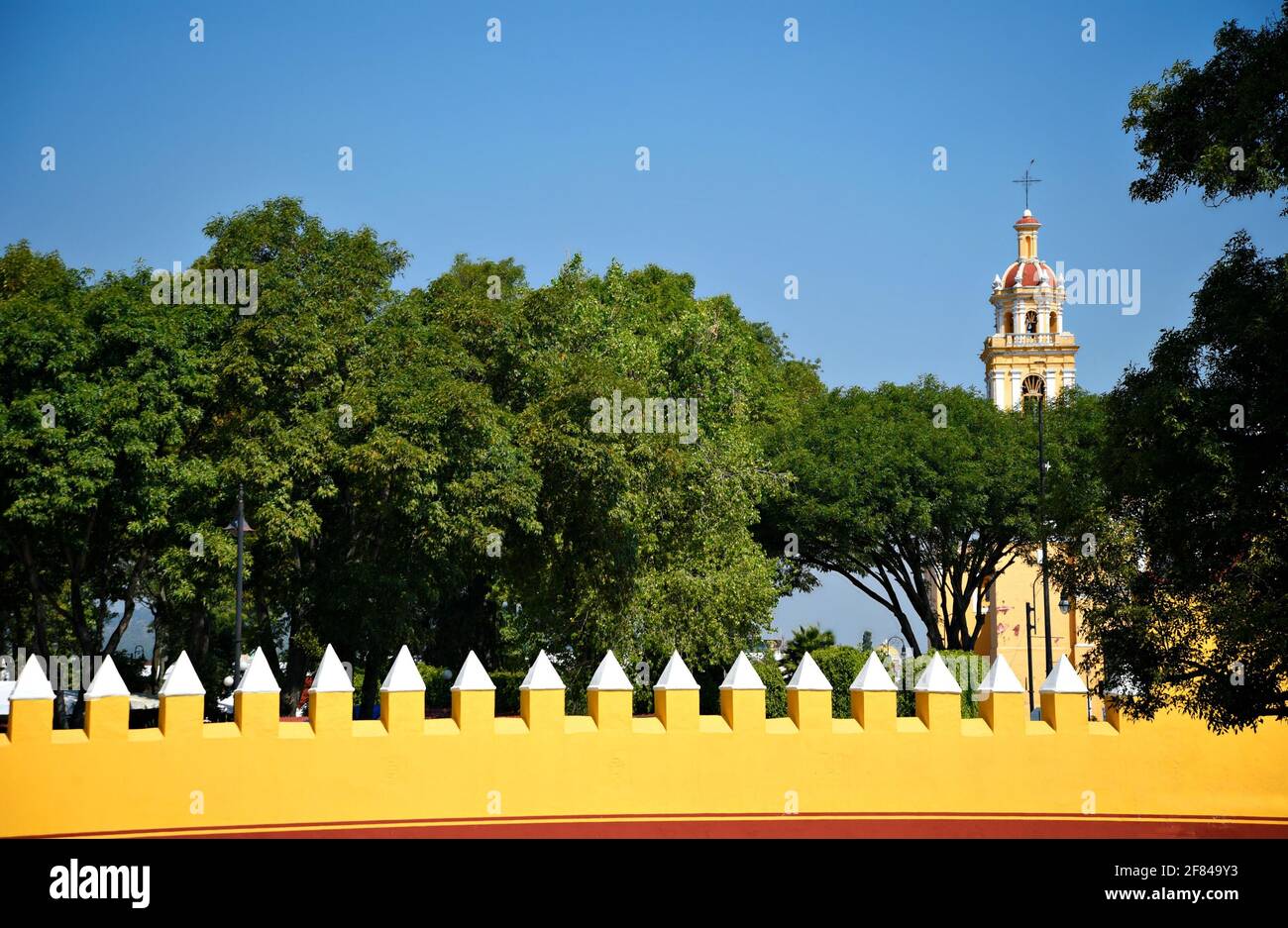 Clocher vue sur le Parroquia de San Pedro Apóstol de style baroque sur la Plaza de la Concordia, Cholula Puebla Mexico. Banque D'Images