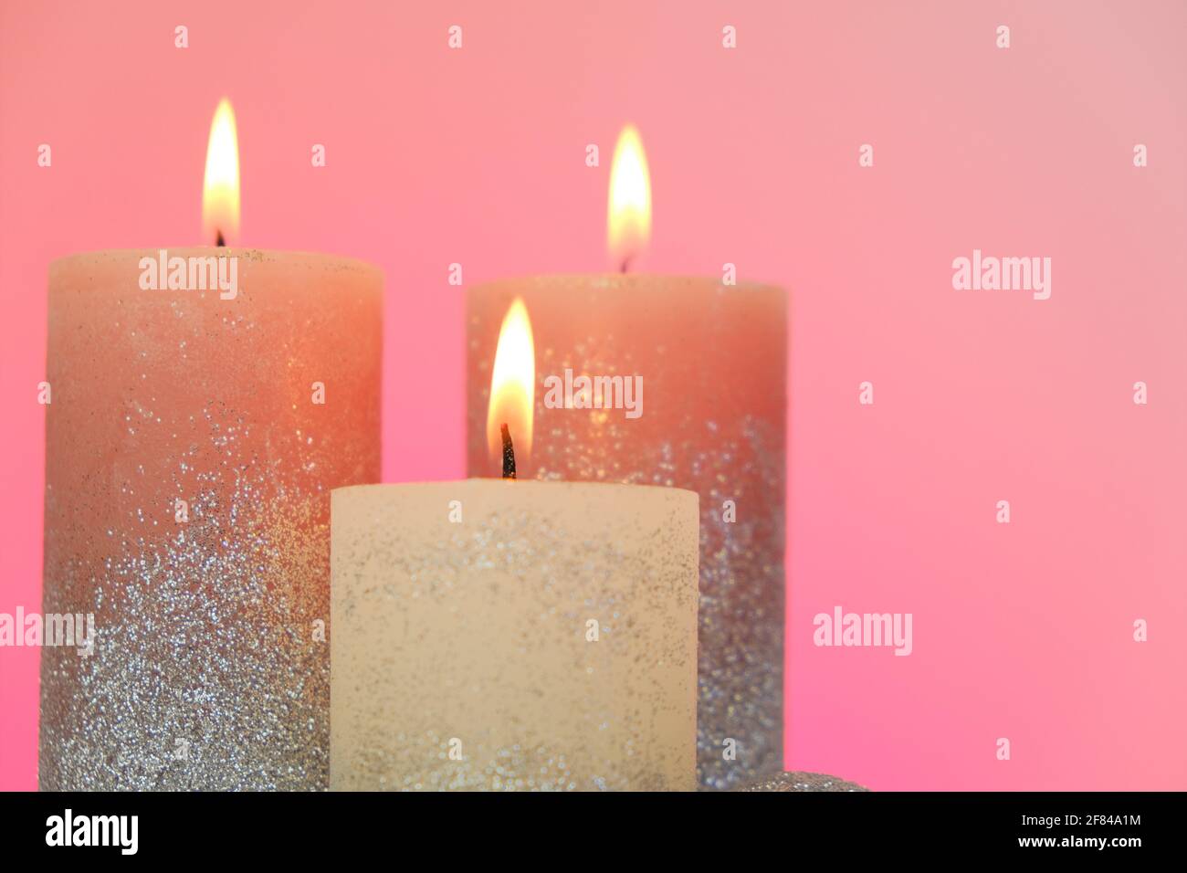 Ensemble de bougies. Bougies scintillantes festives sur fond rose. Flamme de bougie. Copier l'espace Banque D'Images