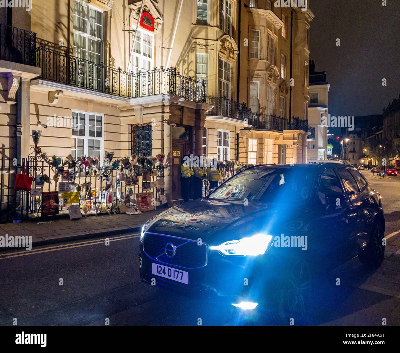 Londres, Royaume-Uni. 7 avril 2021. L'ambassadeur britannique du Myanmar, Kyaw Zwar Minn, attend devant l'ambassade du Myanmar avec sa voiture diplomatique après avoir été refusé d'entrer. On prétend que cela a été orchestré par son adjoint, Chit Win, avec l'aide de l'attaché militaire. L'ambassadeur l'a qualifié de "coup d'État". (Photo par: EQUINOXFEATURES.COM) données d'image: Photographe: Equinox caractéristiques Copyright: © 2021 crédit: Equinox Licensing Ltd./Alamy Live News Banque D'Images