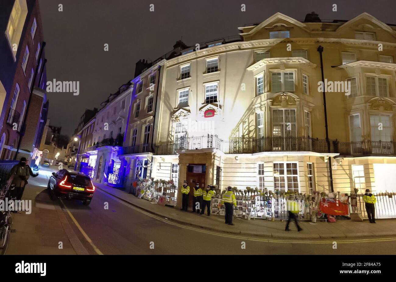 Londres, Royaume-Uni. 7 avril 2021. L'ambassadeur britannique du Myanmar, Kyaw Zwar Minn, attend devant l'ambassade du Myanmar avec sa voiture diplomatique après avoir été refusé d'entrer. On prétend que cela a été orchestré par son adjoint, Chit Win, avec l'aide de l'attaché militaire. L'ambassadeur l'a qualifié de "coup d'État". (Photo par: EQUINOXFEATURES.COM) données d'image: Photographe: Equinox caractéristiques Copyright: © 2021 crédit: Equinox Licensing Ltd./Alamy Live News Banque D'Images