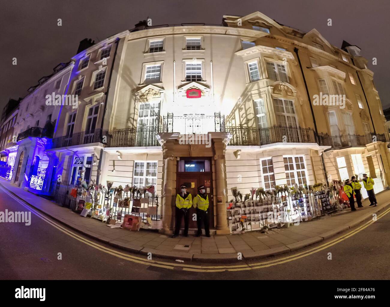 Londres, Royaume-Uni. 7 avril 2021. L'ambassadeur britannique du Myanmar, Kyaw Zwar Minn, attend devant l'ambassade du Myanmar avec sa voiture diplomatique après avoir été refusé d'entrer. On prétend que cela a été orchestré par son adjoint, Chit Win, avec l'aide de l'attaché militaire. L'ambassadeur l'a qualifié de "coup d'État". (Photo par: EQUINOXFEATURES.COM) données d'image: Photographe: Equinox caractéristiques Copyright: © 2021 crédit: Equinox Licensing Ltd./Alamy Live News Banque D'Images