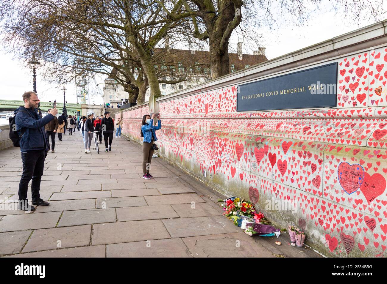 11 avril 2021, Londres, Royaume-Uni - le mur commémoratif national COVID le long de la rive sud a rempli de cœur pour commémorer les morts pendant la pandémie du coronavirus Banque D'Images