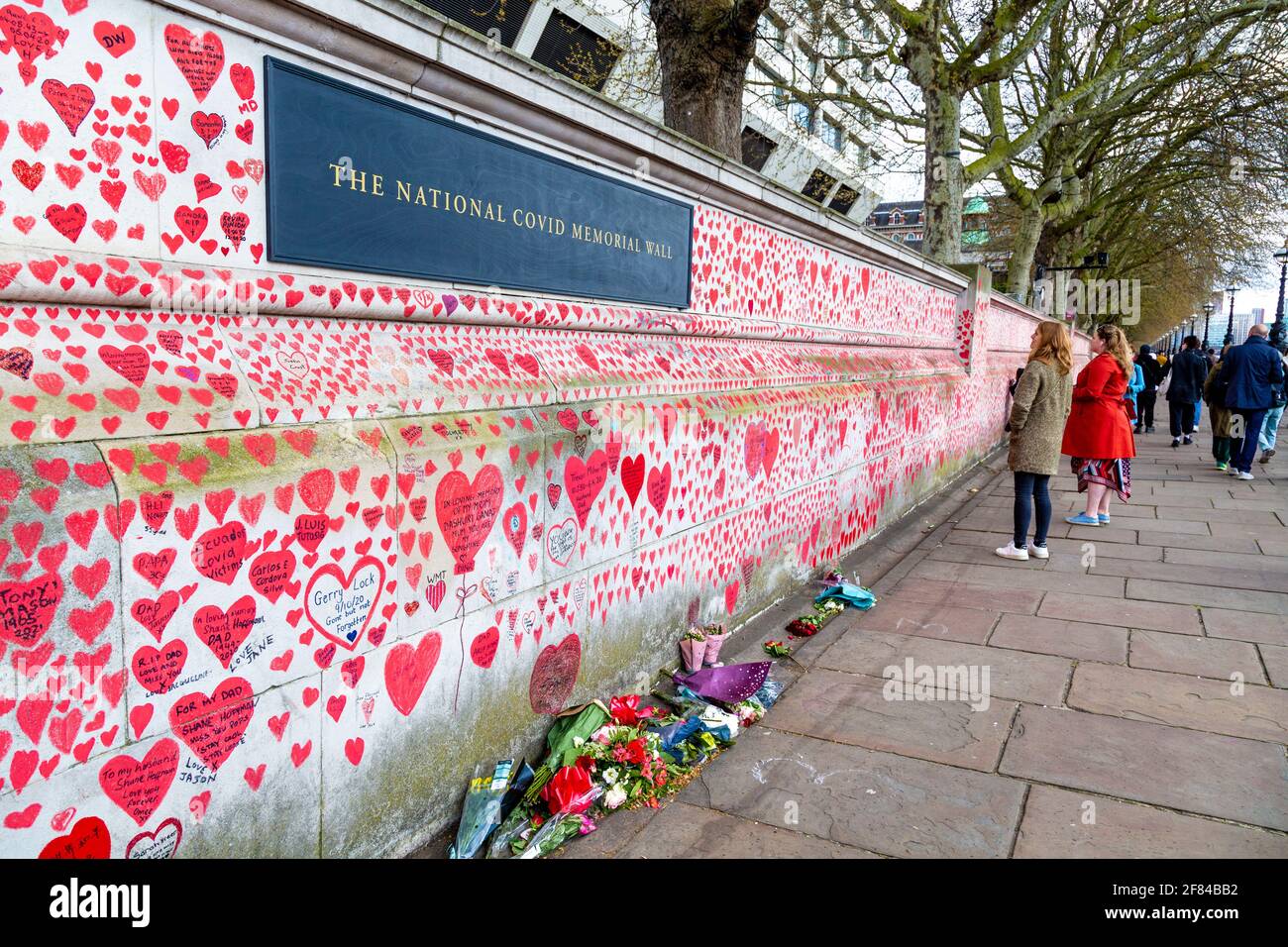 11 avril 2021, Londres, Royaume-Uni - le mur commémoratif national COVID le long de la rive sud a rempli de cœur pour commémorer les morts pendant la pandémie du coronavirus Banque D'Images