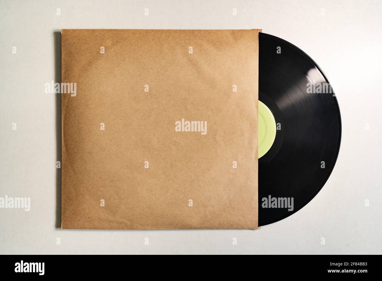 Disque vinyle dans un emballage à pochette en papier Photo Stock - Alamy