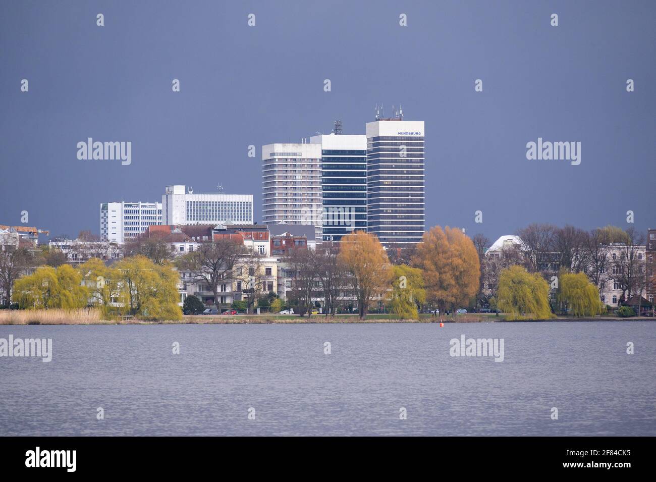 Hambourg, Allemagne. 07e avril 2021. Les tours Mundsburg, construites au début des années 1970, se tiennent contre des nuages gris foncé près du lac Außenalster, dans le quartier de Hambourg-Nord. Credit: Jonas Walzberg/dpa/Alay Live News Banque D'Images