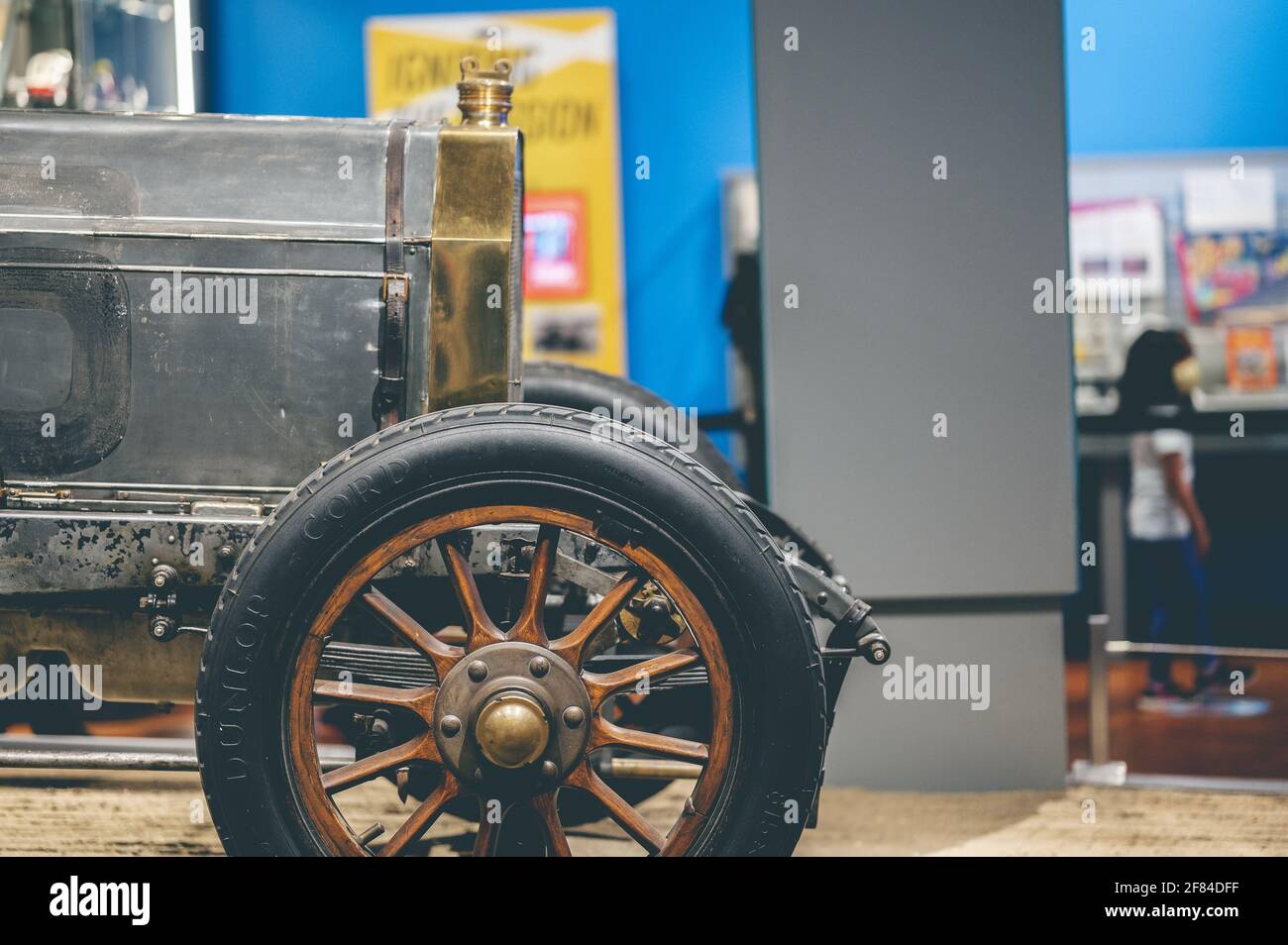 Une roue d'une ancienne calèche d'époque dans un musée Banque D'Images