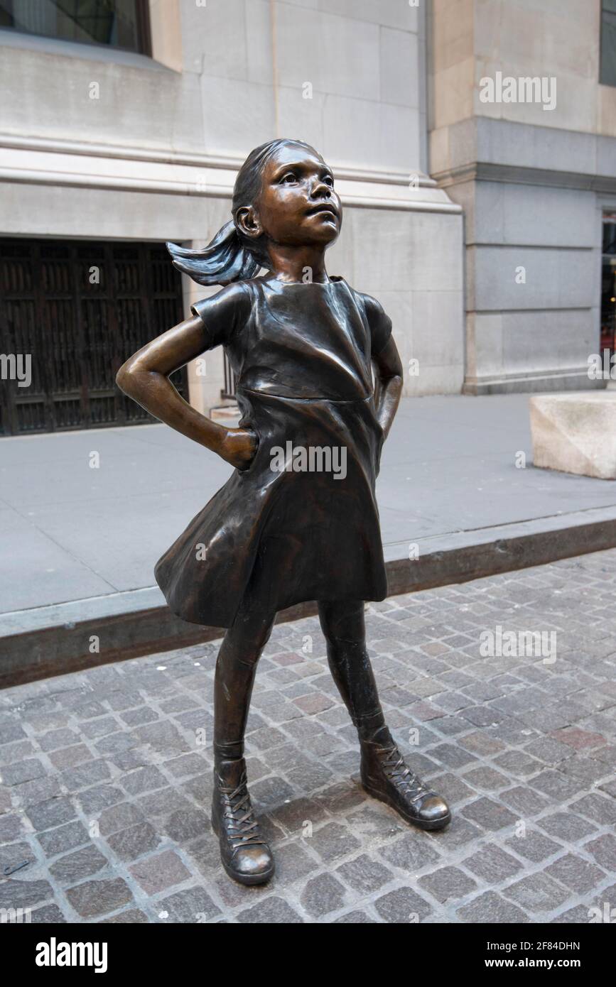 Bronze-Statue Fearless Girl, furchtloves Maedchen von der amerikanischen Bildhauerin Kristen Visbal vor dem Gebaeude der New Yorker Boerse, New York Banque D'Images