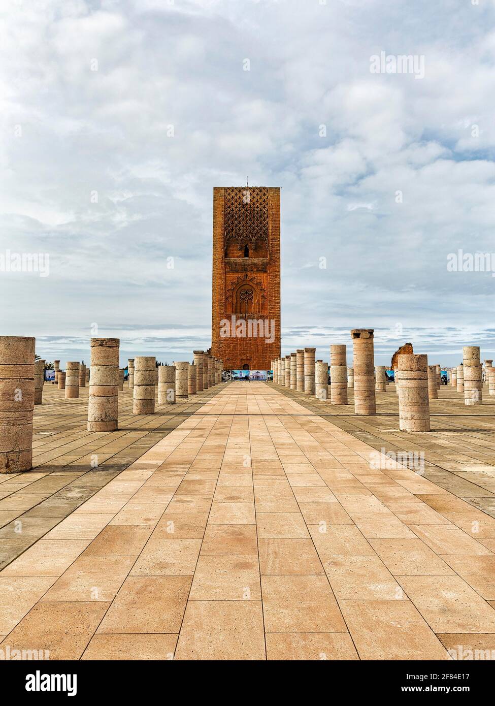 Tour Hassan, minaret entouré par les colonnes de la mosquée inachevée, Rabat, Maroc Banque D'Images