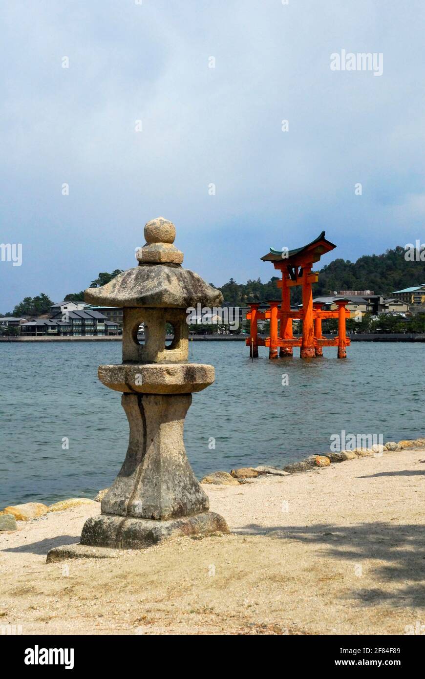 Lanterne en pierre et torii rouge, Sanctuaire d'Itsukushima, Sanctuaire d'Itsukushima-jinja, Miyajima, Japon Banque D'Images